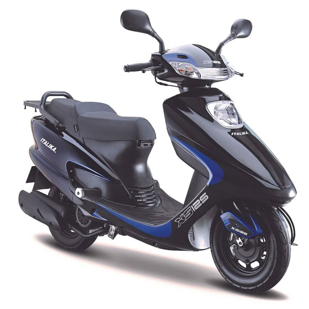 Scooter o moto urbana en taller para mantenimiento